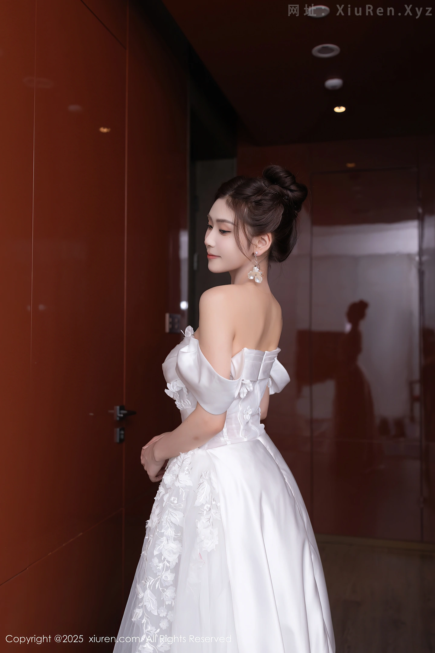 图片[5]-[XiuRen秀人网]No.10814_模特刘婷婷性感白色婚纱露白色内衣配超薄肉丝秀美腿诱惑写真80P-秀人网 - XiuRen.Space